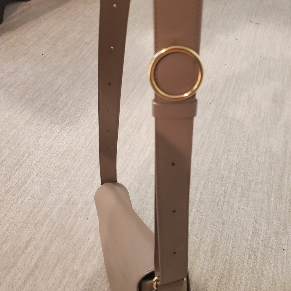 Cuyana half moon shoulder bag in Taupe - Picture 7 of 8